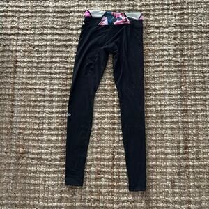 Lululemon Reversible Leggings – Size 4 – Black & Floral Waistband – 30” Inseam
